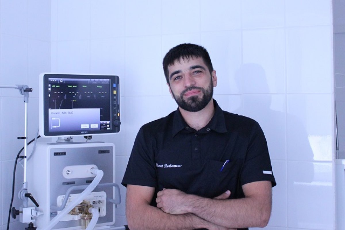    Мурат вырос в медицинской семье.