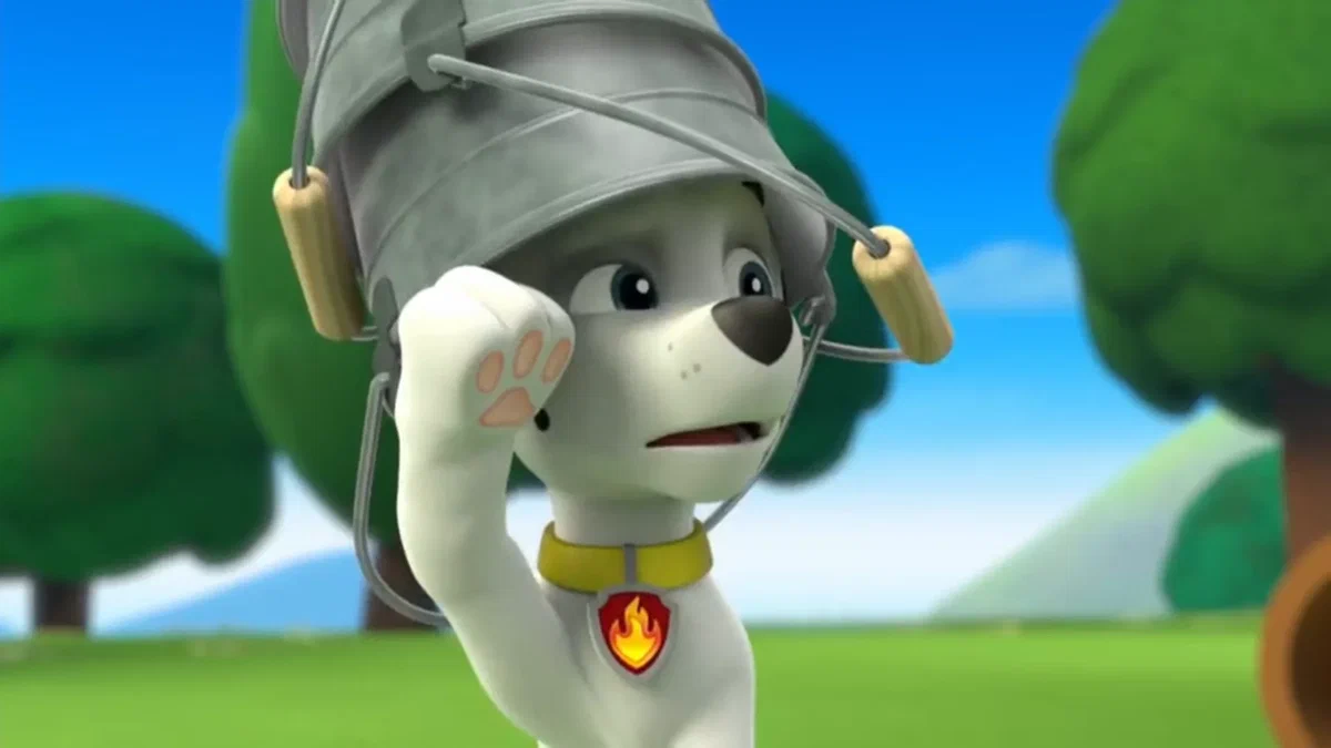 Маршал отдаёт честь. По крайне мере похоже.