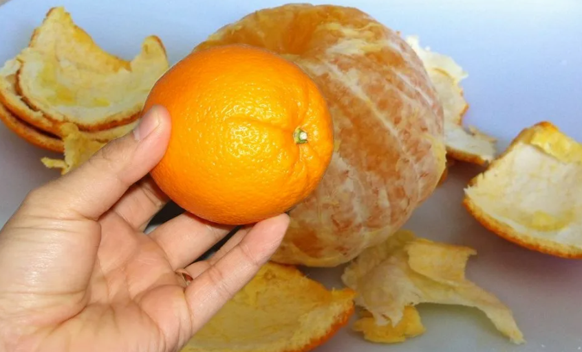 Жесткая кожура. Очищенный апельсин. Чистка апельсина. Как почистить апельсин. Тристеза цитрусовых.