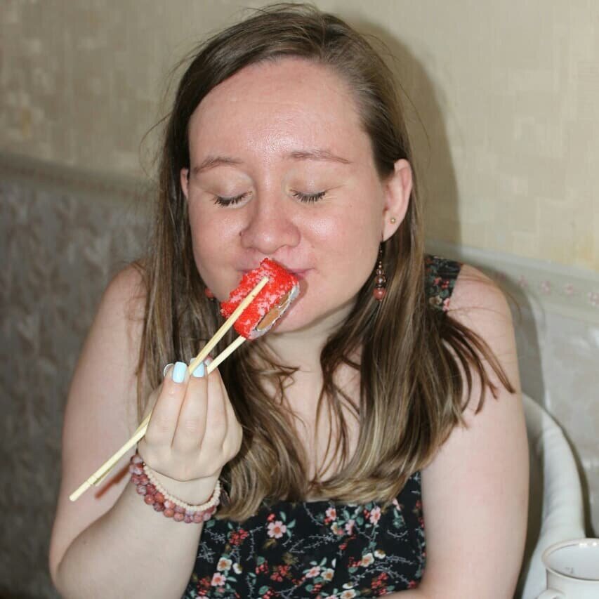 Фото автора. Маша (моя дочь) получает удовольствие от роллов.