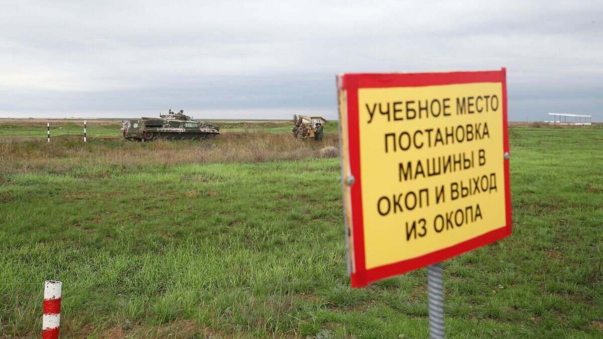    Военнослужащие из числа мобилизованных во время отработки навыков управления БМП-3 на военных сборах в Волгоградской области© РИА Новости / Кирилл Брага