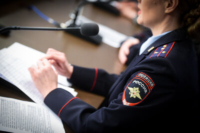    Сотрудник полиции на пресс-конференции ©Пелагия Тихонова РИАМО