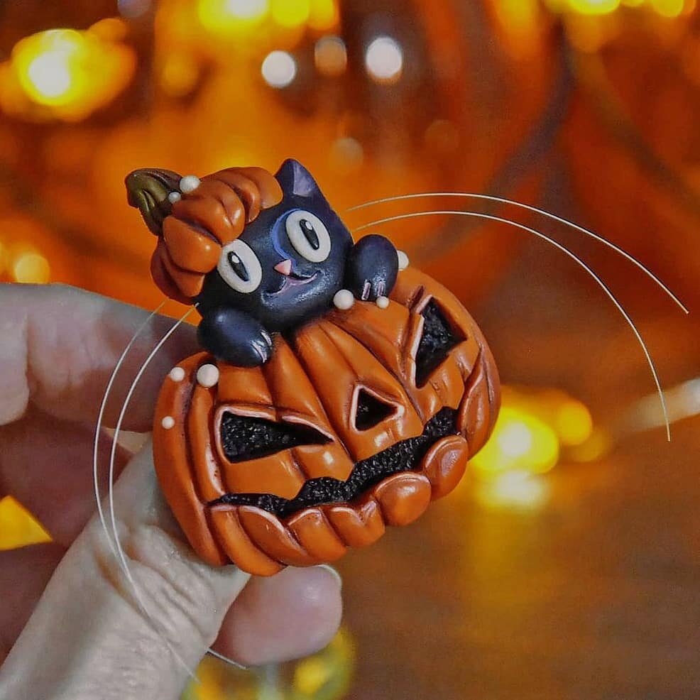 Котик в тыковке - брошь из полимерной глины 