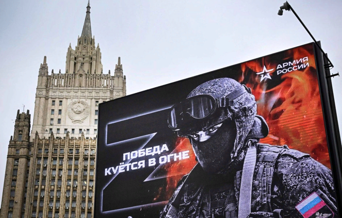 Пропагандистская реклама пытается привлечь людей на службу. Фото: ALEKSANDR NEMENOV / AFP