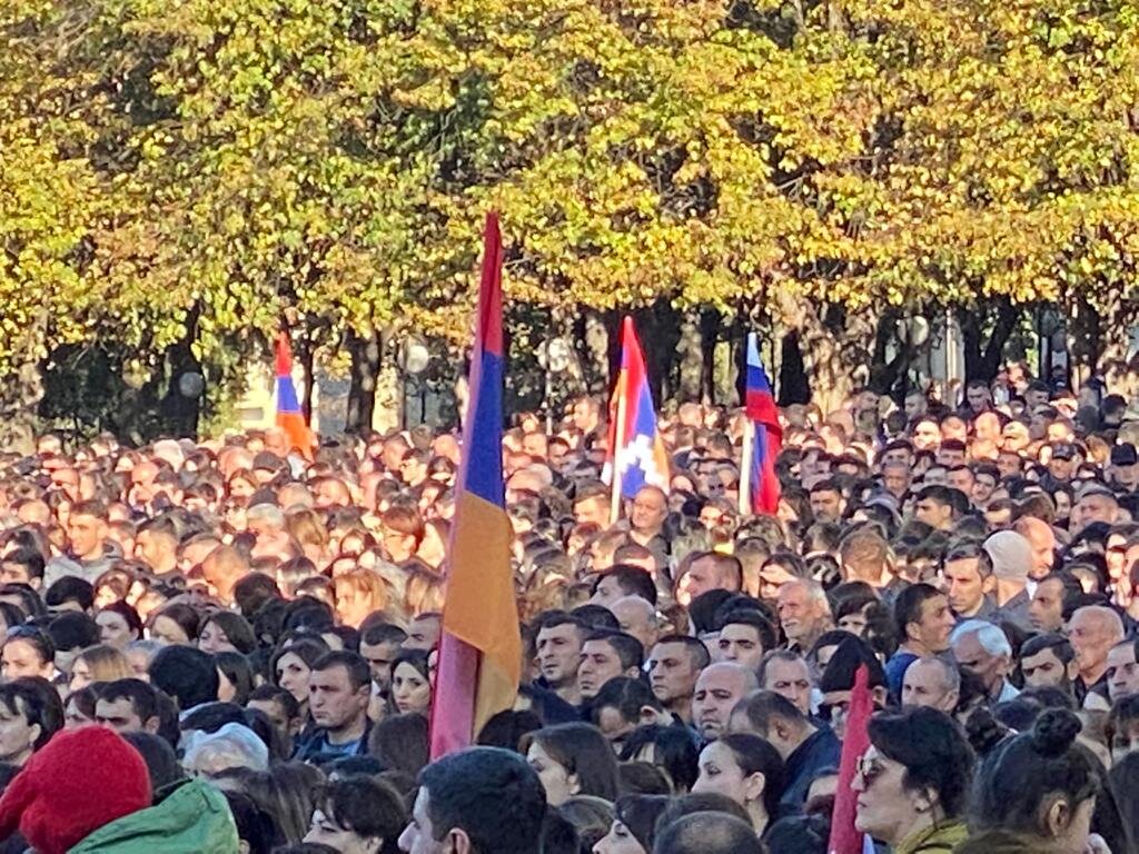 В Степанакерте прошёл многотысячный митинг в поддержку заявления Национального собрания Арцаха. Фоторепортаж