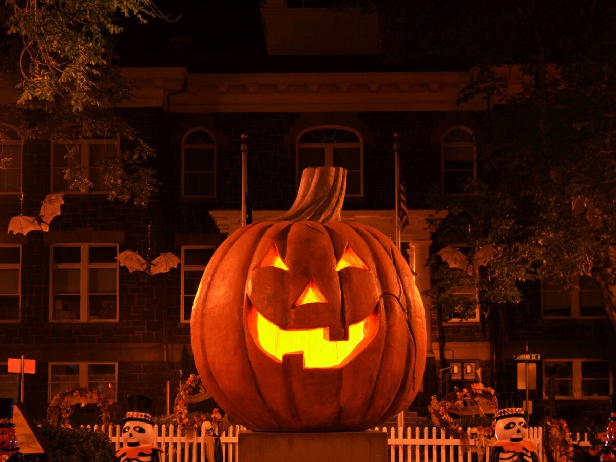 Традиционное украшение улицы на Хеллоуин