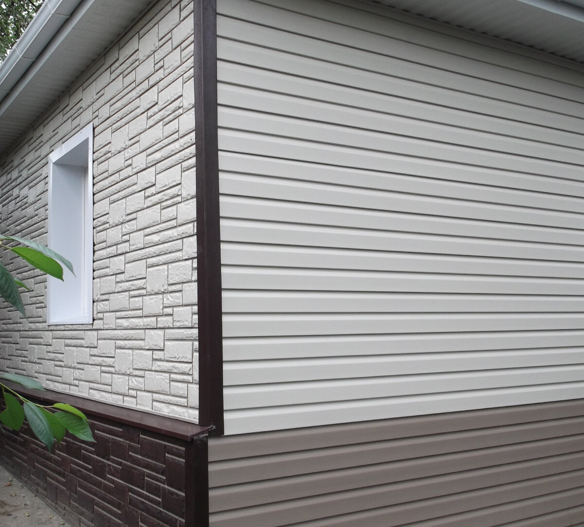 Пример комбинированной отделки сайдингом