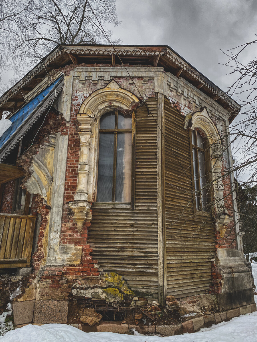 Архитектура прошлых лет необычно слилась с современной, подарив жителям Каменки действующую часовню. 