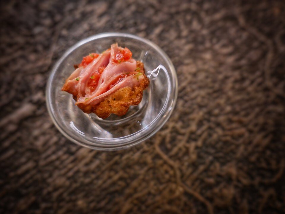     Бутерброд с сыром и колбасой. А так и не скажешь. Леонид ЗАХАРОВ