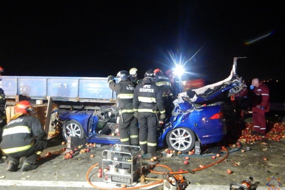     Под Могилевом 33-летний водитель авто врезался в прицеп трактора и погиб. Фото: МЧС