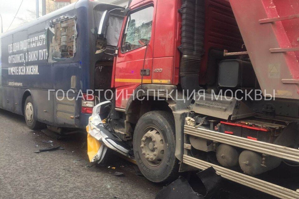     Отказ тормозов мог стать причиной ДТП с участием самосвала и такси на улице 1905 года в Москве  Госавтоинспекция Москвы