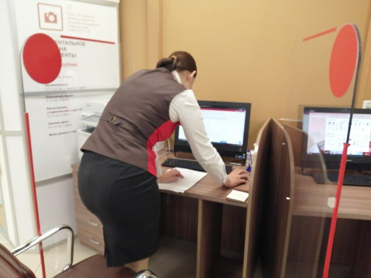 Фото автора. Сотрудница МФЦ помогает мне восстановить справедливость.