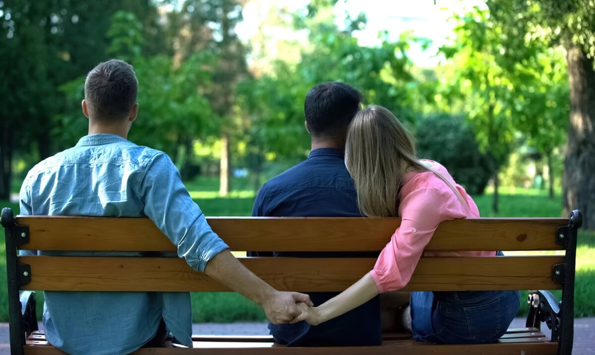 Супружеская измена. Девочка изменяет. Две девушки. Хоть отруби ему копыта хоть завяжи рога узлом. Изменяет парню.