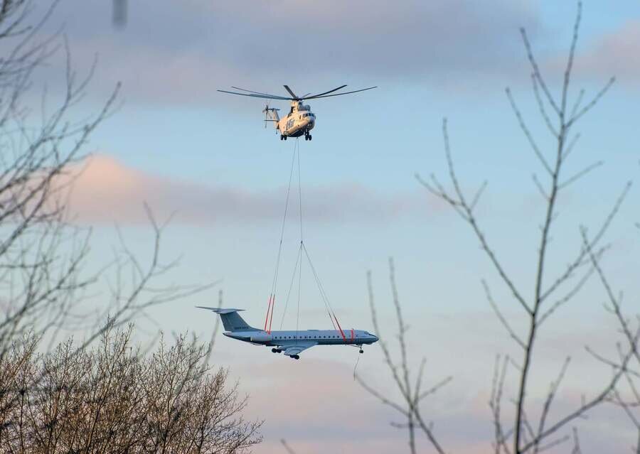 Вертолёт Ми-26 транспортирует Ту-134 © rhc.aero