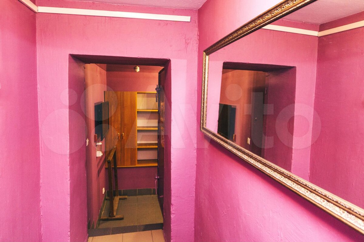 Чтобы не возникла клаустрофобия, в оформлении добавили зеркала, визуально расширяющие пространство 