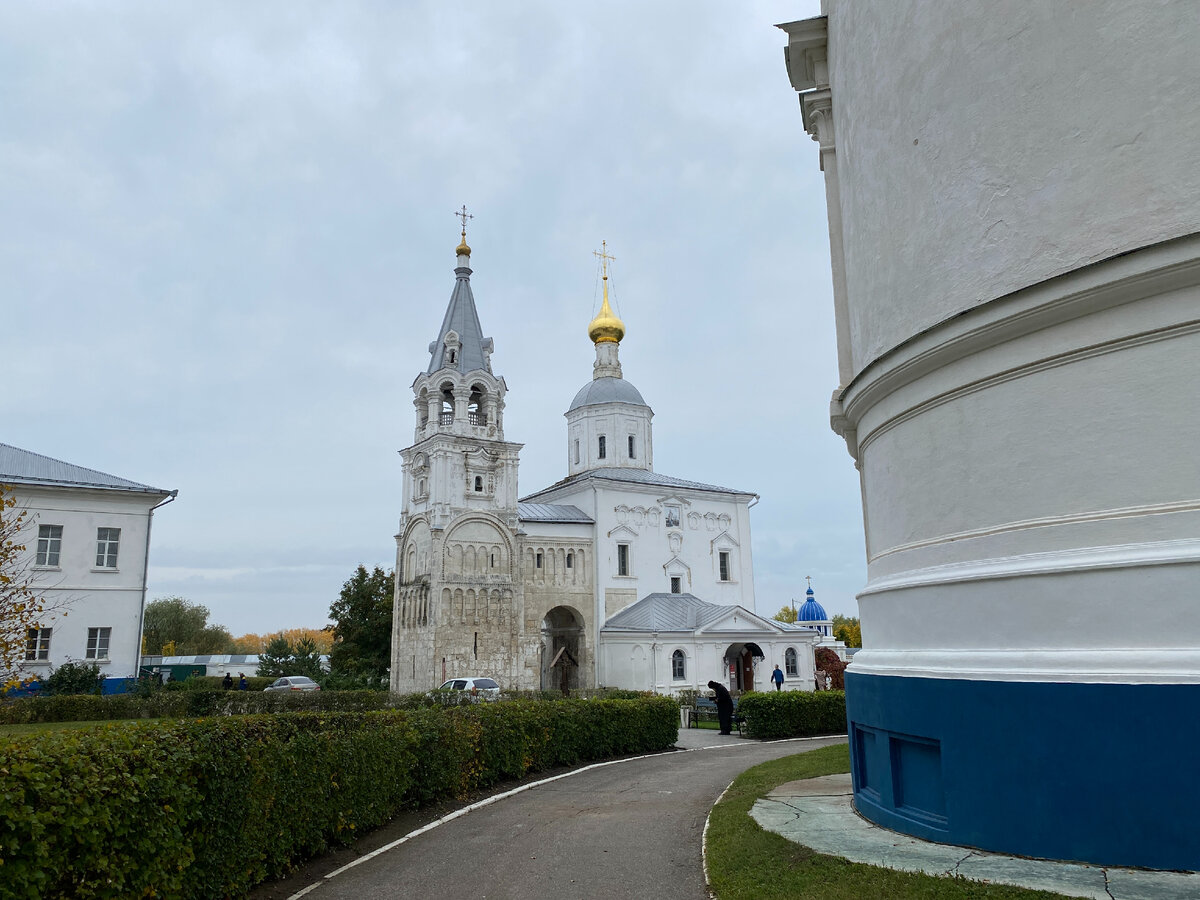 Боголюбский монастырь и его трапезная: палаты Андрея Боголюбского, котята,  борщ, квас | Вечерний Лошманов | Дзен