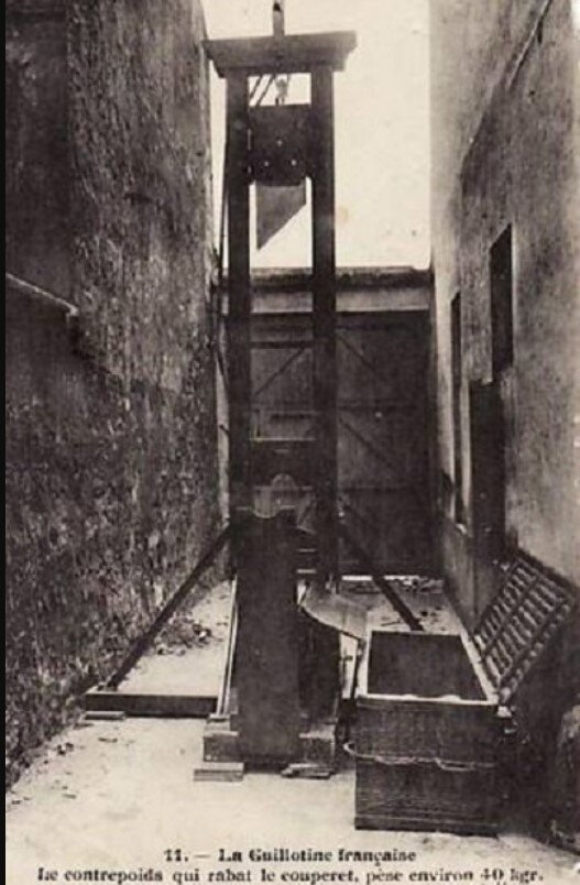 Хамида джандуби без головы. Последняя казнь на гильотине во франции 1977. Гильотина последний раз. Казнь на гильотине эжена вейдмана. Гильотина последний раз.