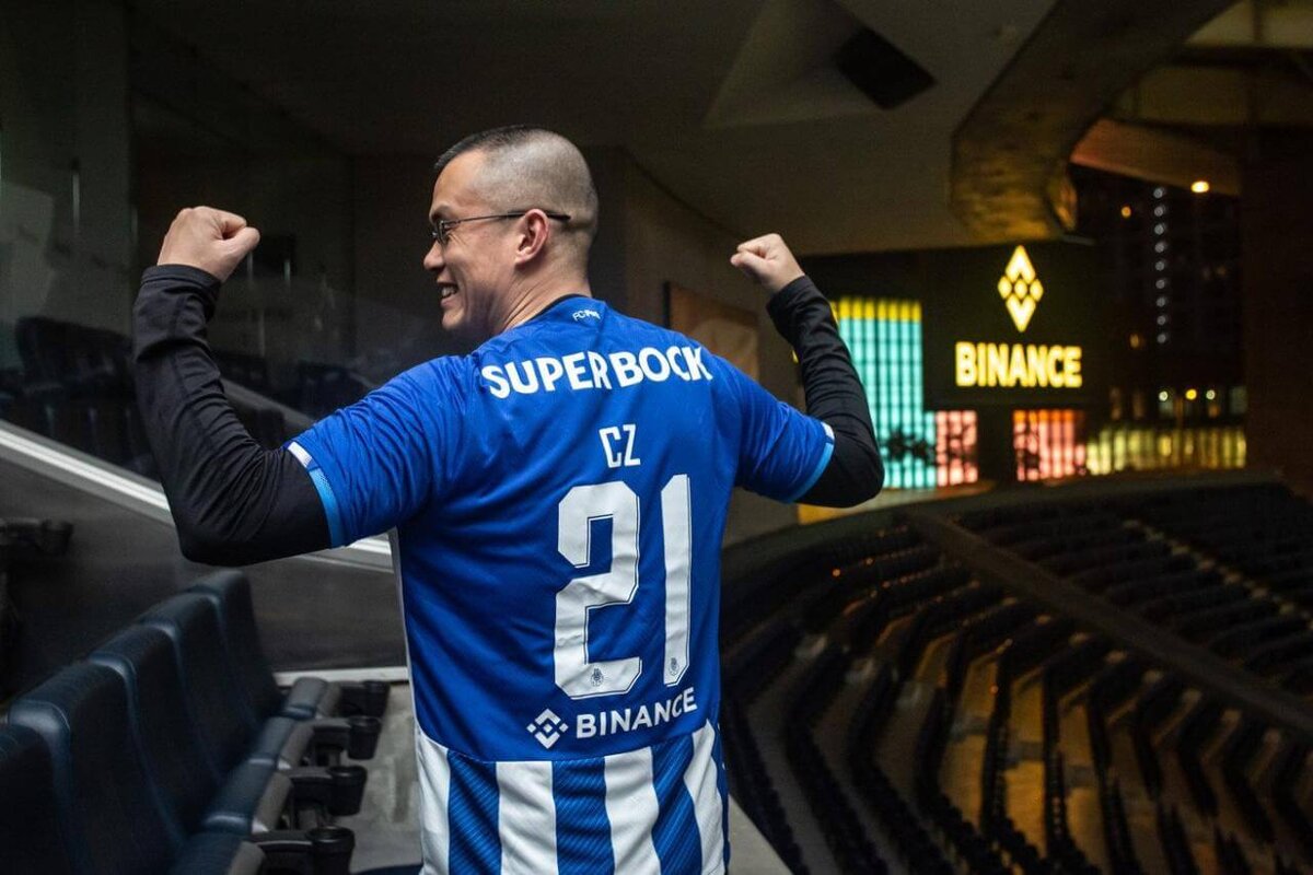    Руководитель Binance Чанпен Чжао в форме ФК Порту