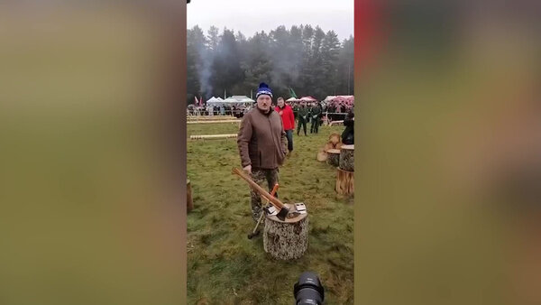 Лукашенко приехал на чемпионат по колке дров среди журналистов. Видео © t.me / sputnikby 