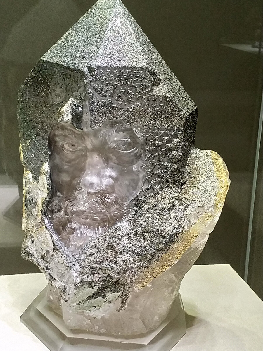 "Воевода", студия камнерезного искусства "Святогор", 2019 год: горный хрусталь с хлоритом, кварц