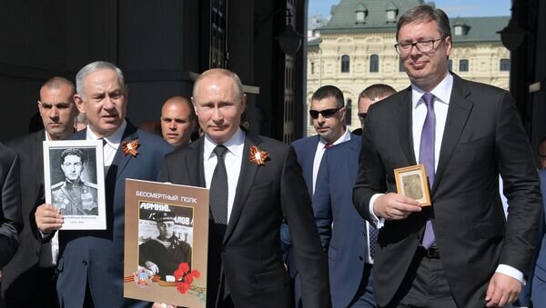 В 2018 году Нетаньяху  с Путиным на демонстрации «Бессмертного полка».