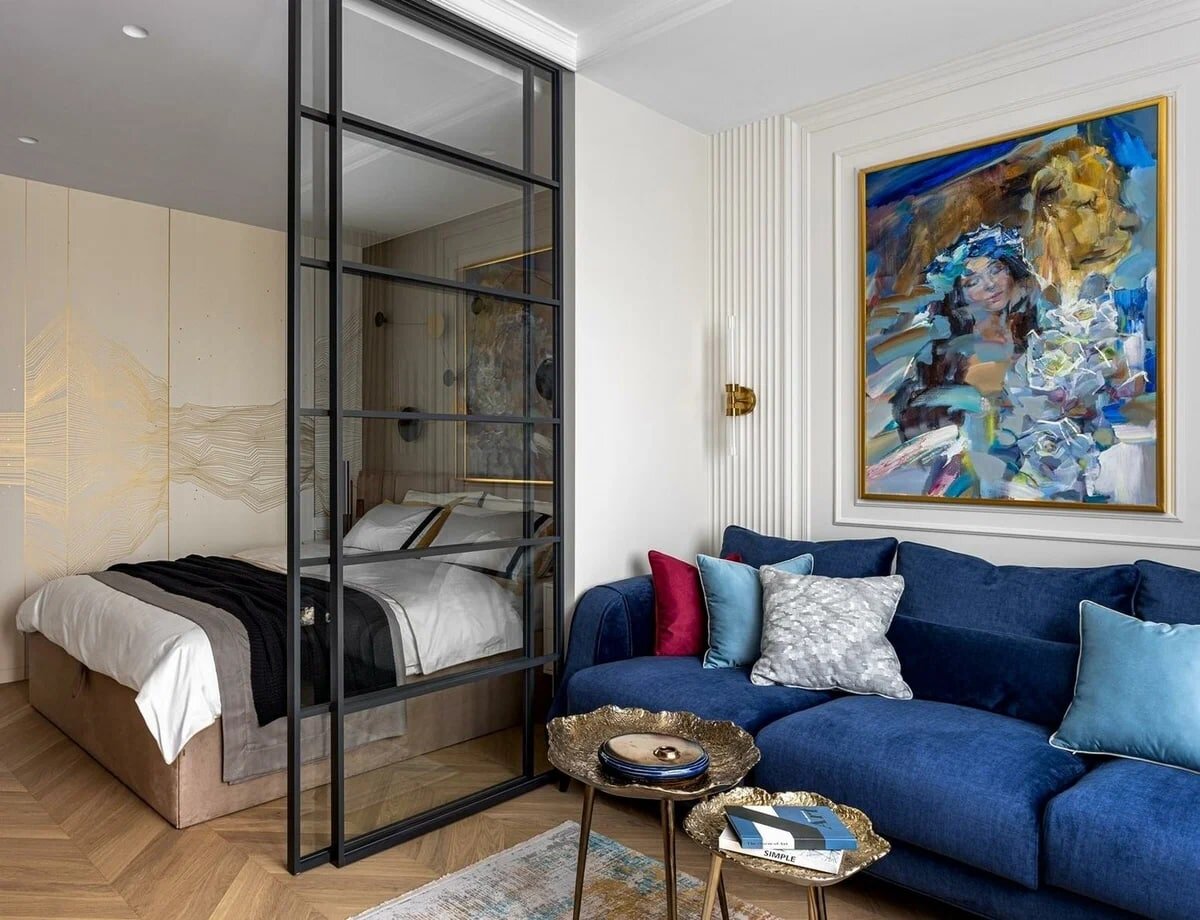 Зеркала, золотые детали и насыщенные цвета. Современный элегантный интерьер бывшей однушки 42 кв.м.