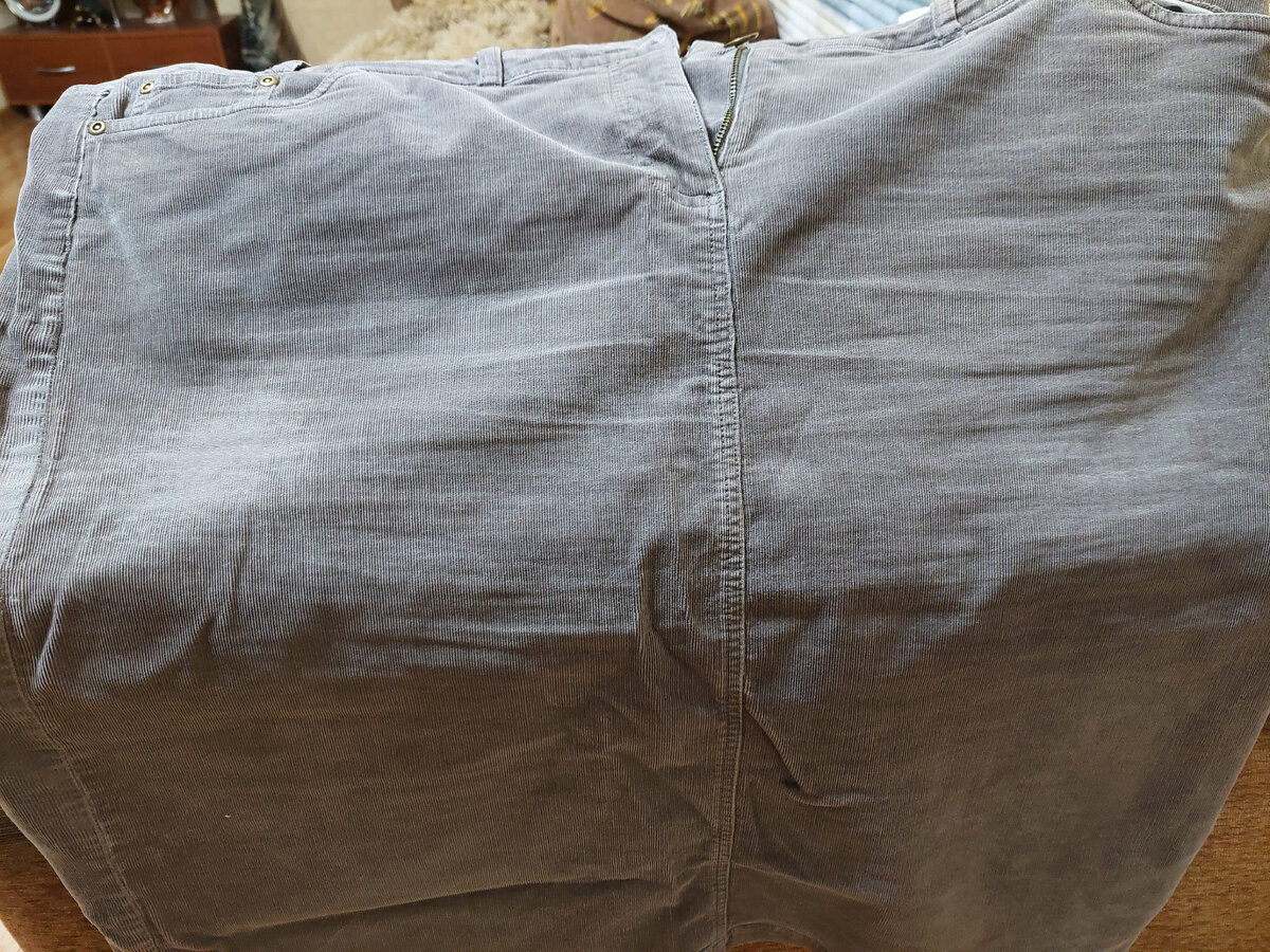 Вот эта юбка, ещё лежит в шкафу. Потёртости видны слева.  Носить нельзя выбросить. Где поставить запятую?