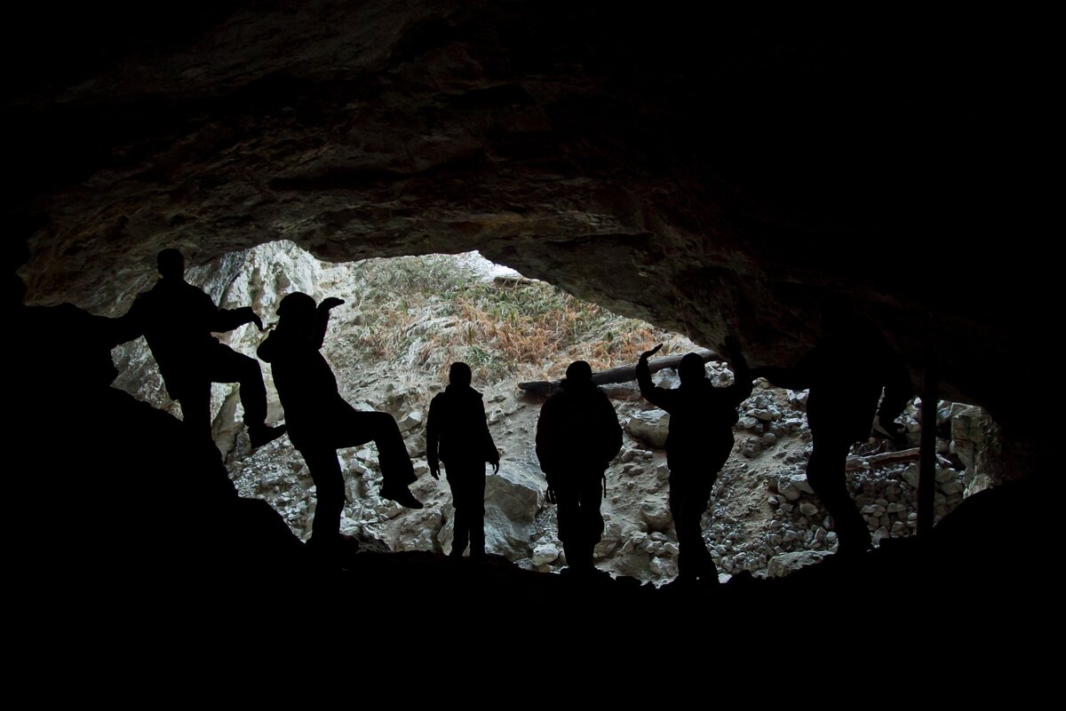 Прогулка в пещеру Козий двор считается легкой, безопасной и подходит для новичков. Фото: Иркутский клуб спелеологов