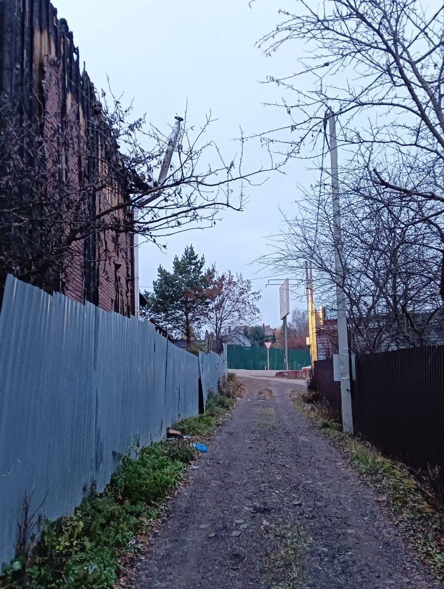 дом выходит на шоссе, что очень удобно.