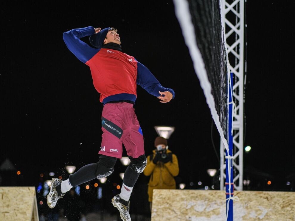    В Новом Уренгое волейболисты «Факела» провели тренировку на снежном корте перед стартом чемпионата России
