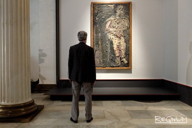    У картины Наталья Стрельцова © ИА REGNUM