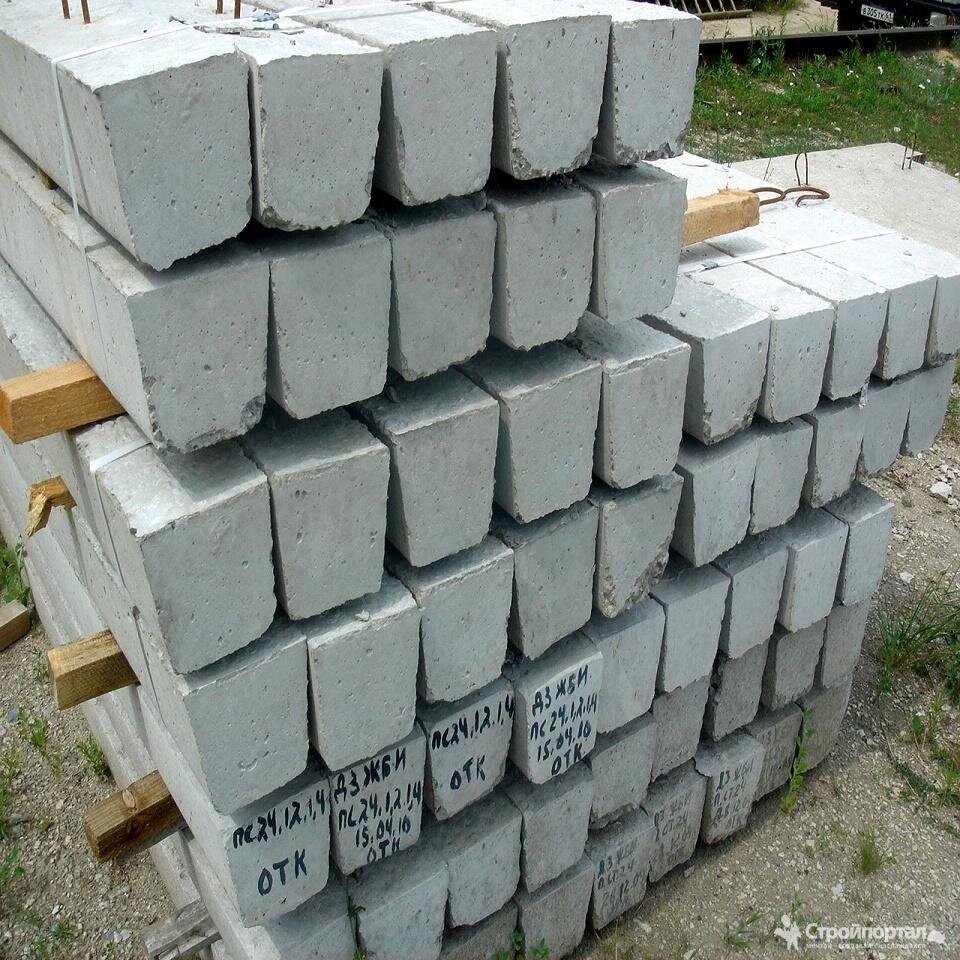 Остановимся на столбах: для их установки можно использовать различные материалы — это могут быть асбестовые и металлические трубы, кирпичные столбы, деревянные и бетонные опоры и т. д.