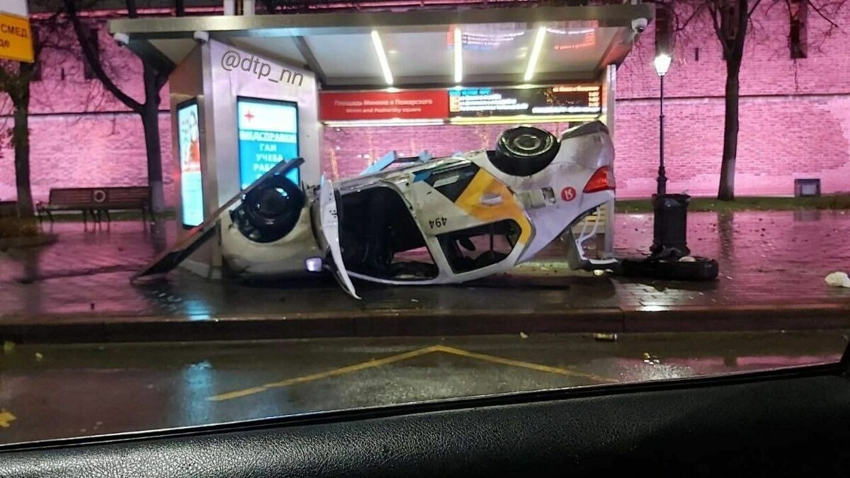     Такси перевернулось на «умной» остановке около кремля в Нижнем Новгороде. Дорожно-транспортное происшествие произошло на площади Минина, рассказали NewsNN в отделе пропаганду УГИБДД ГУ МВД по региону.