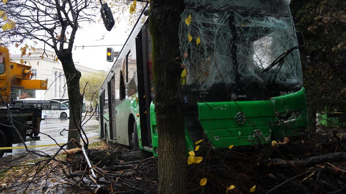    Автобус попал в аварию:NUR.KZ / Владимир Третьяков