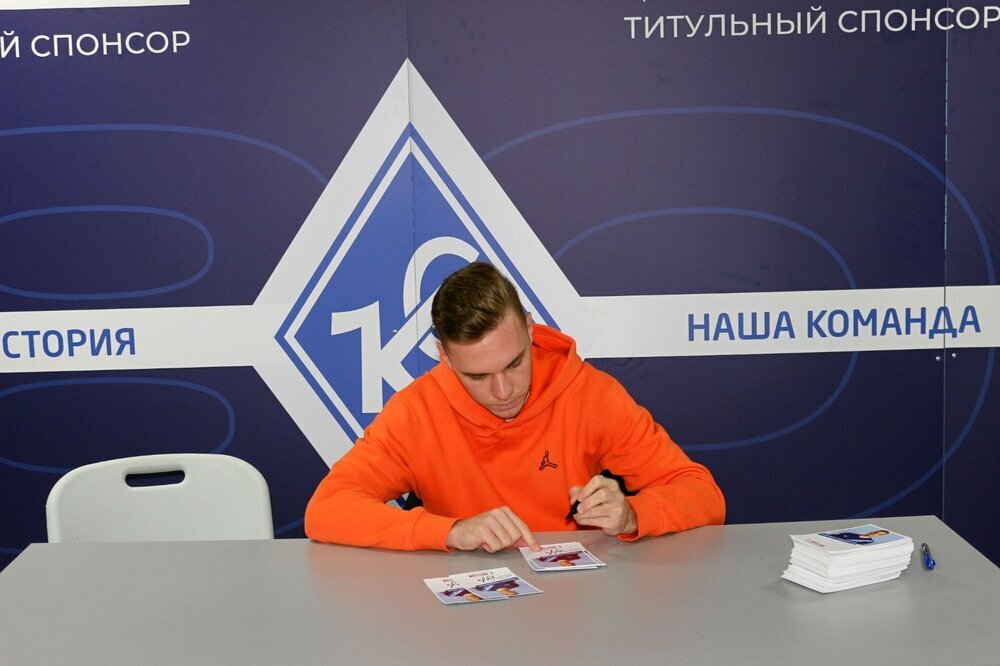 Полузащитник Максим Глушенков.