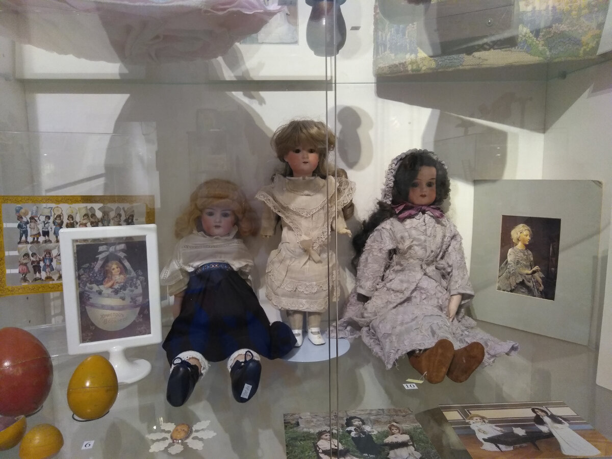 Дореволюционные барышни из папье-маше.