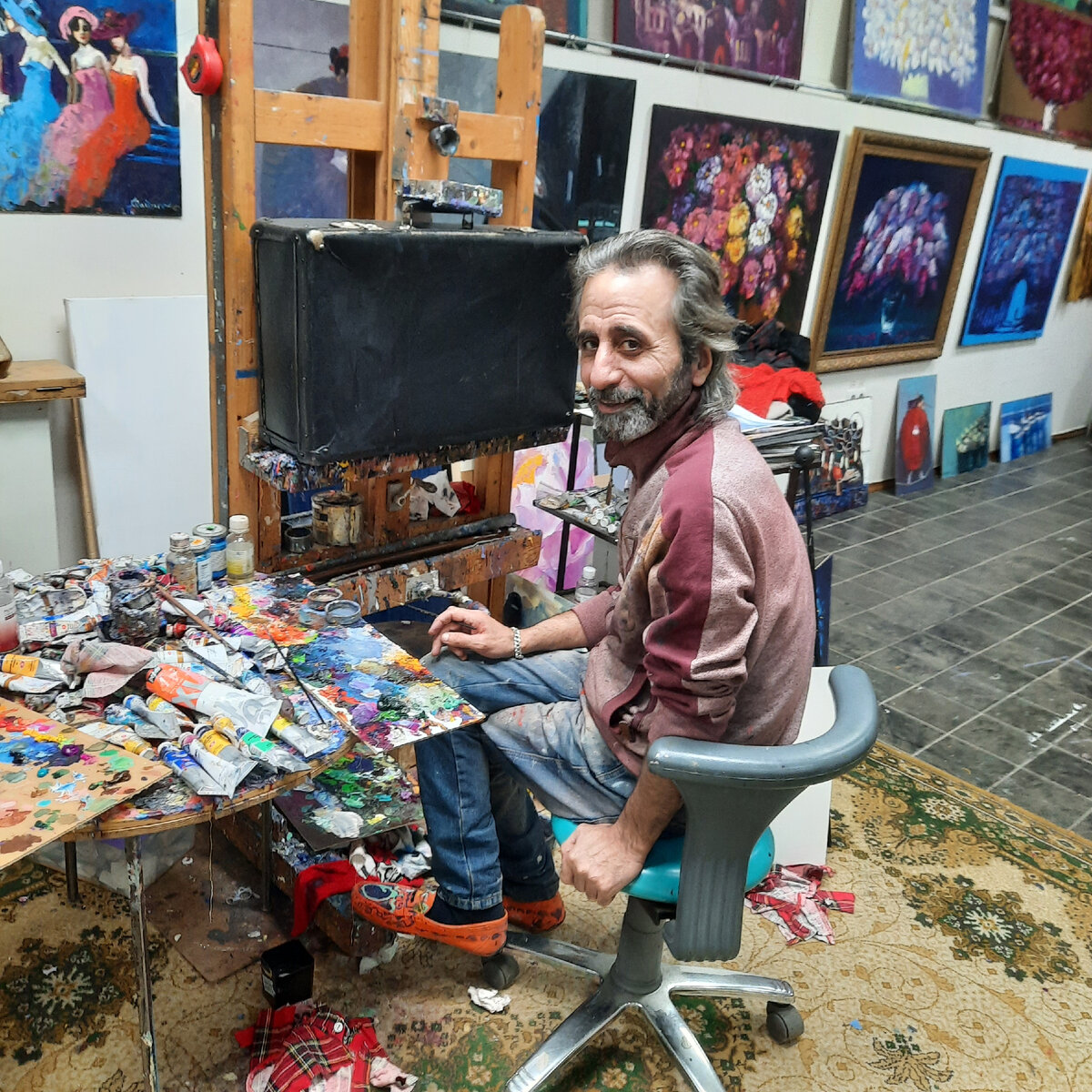 Чемодан уже загрунтован и маэстро Байрам готовится к его росписи. Для грунтовки подойдет художественный грунт или даже обычная художественная акриловая краска любого цвета, не обязательно черного.