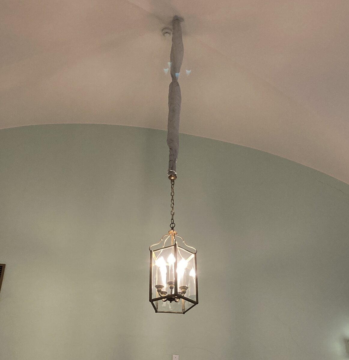 Все светильники в коридорах Михайловского  дворца выдержаны в одном стиле и, подозреваю, что закуплены в Китае 😁 (фото мое)