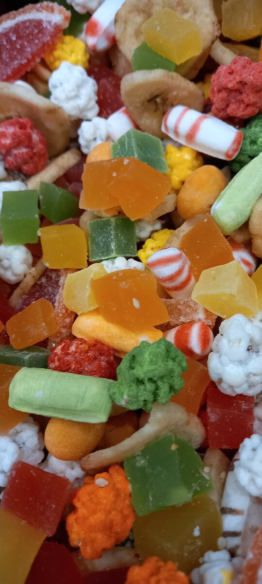 Вот.. конфетно-букетный выглядит так: "Выбирай свои орешки, а я доем, что оставишь")) Люблю я из смеси только орешки в кунжуте)