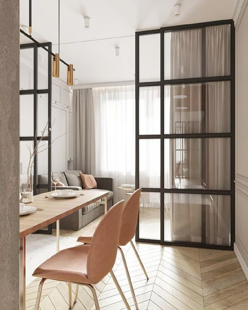 Стеклянная перегородка для зонирования квартиры. Студия в пастельных серо-пудровых тонах