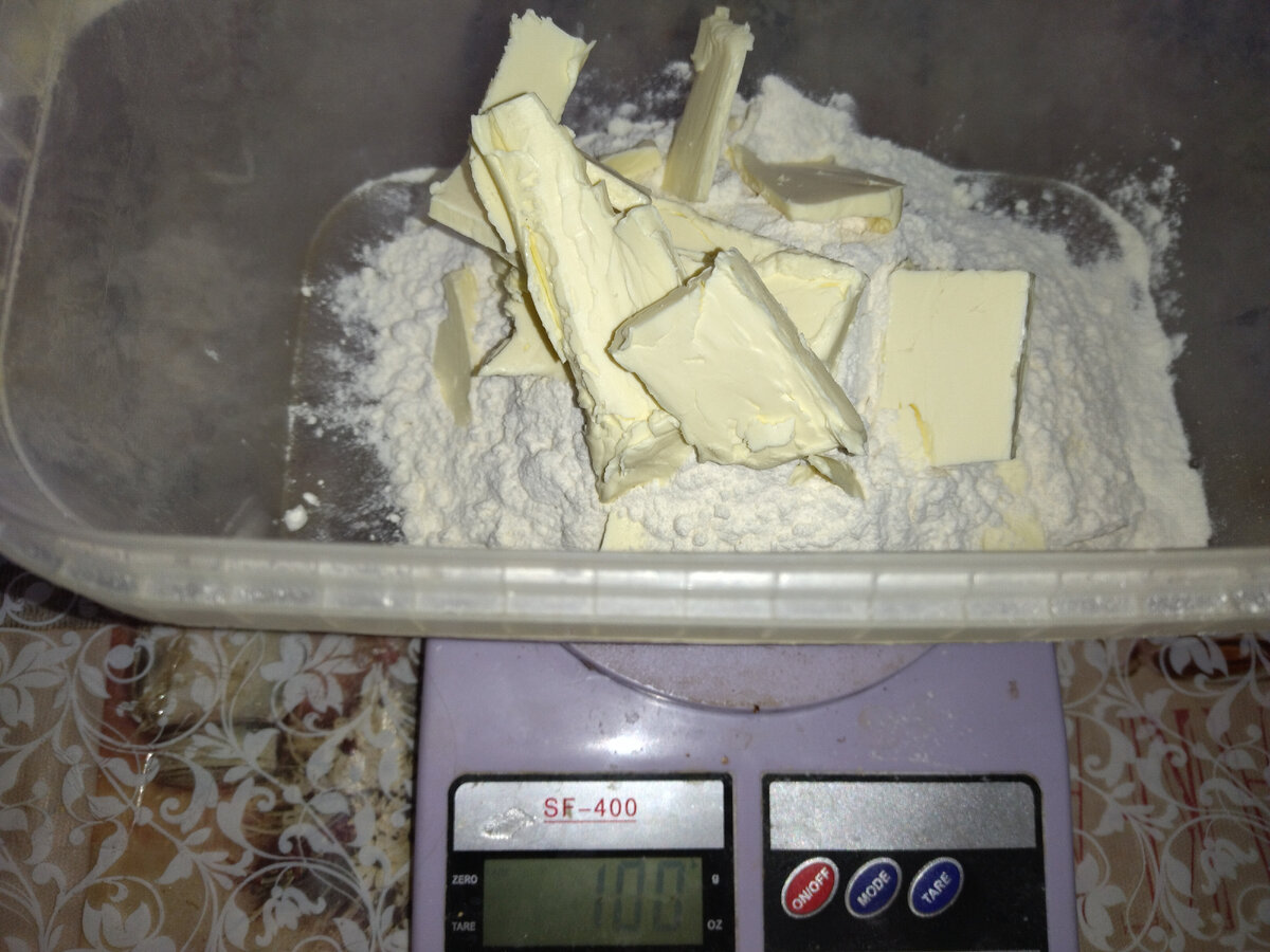 Муку растереть с маслом