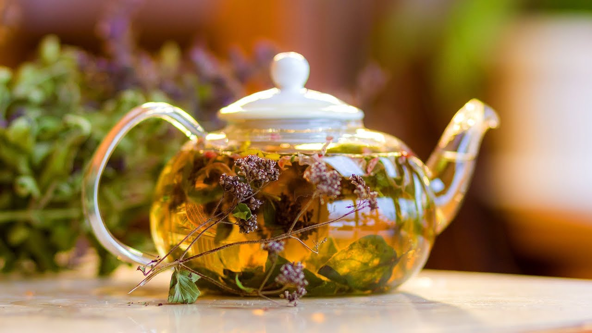 Вкусные ароматные чаи. Травяной чай. Чайник с чаем. Ароматный чай. Чай из трав.