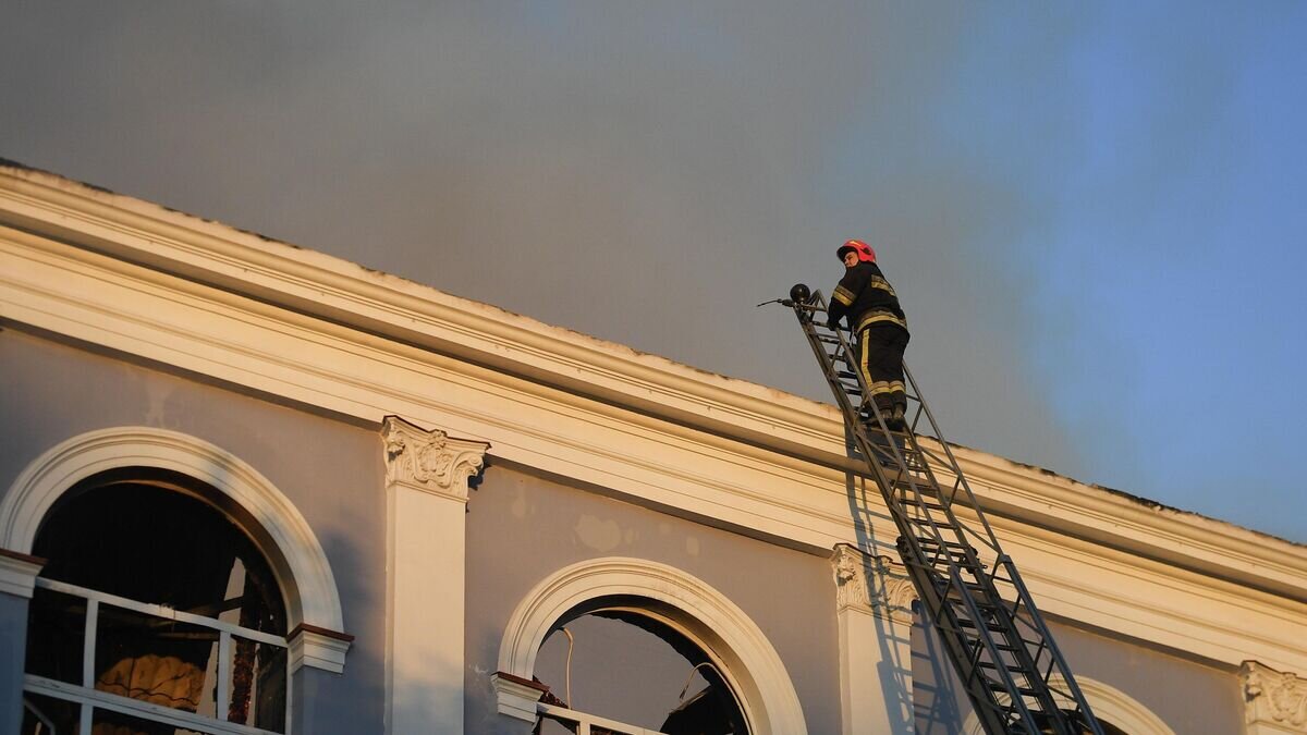    Сотрудник пожарно-спасательного центра работает на месте пожара в здании управления железными дорогами в Донецке, возникшего в результате обстрела ВСУ© РИА Новости / Алексей Майшев