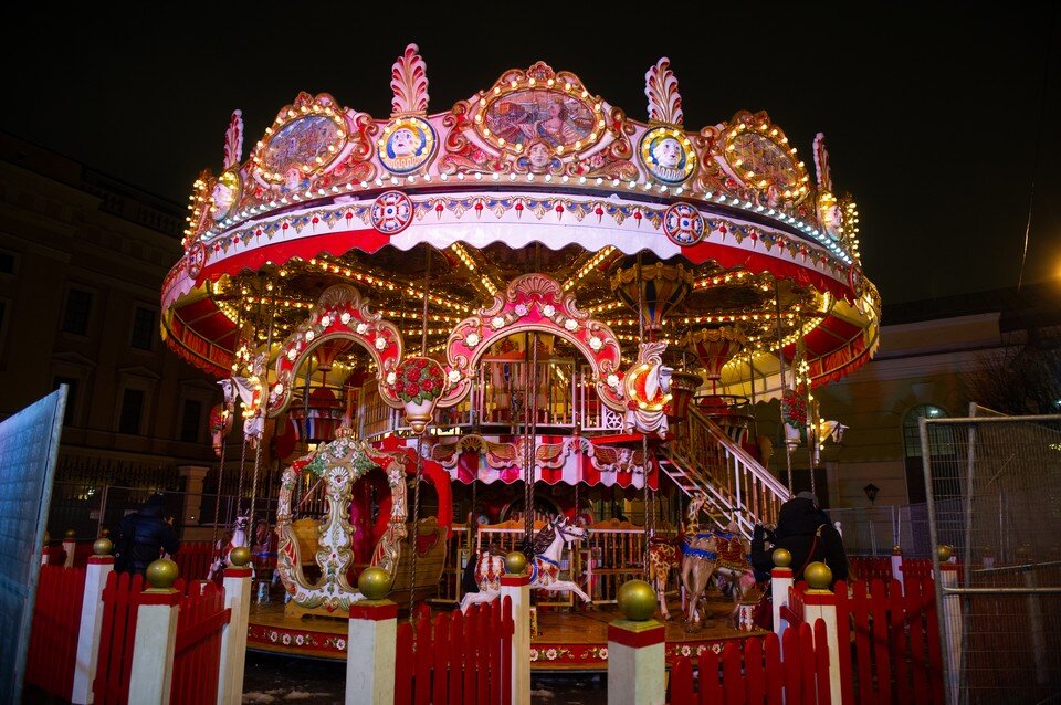     Рождественская ярмарка ограничит движение транспорта в центре Петербурга  ПЫХАЛОВА Юлия (архив)