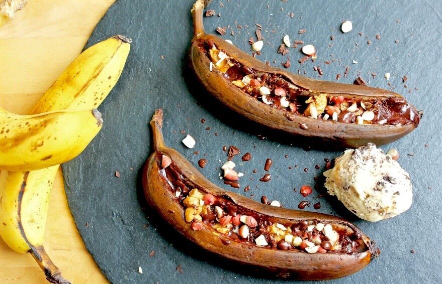 Запеченные бананы фаршированные шоколадом, орехами и сухофруктами.