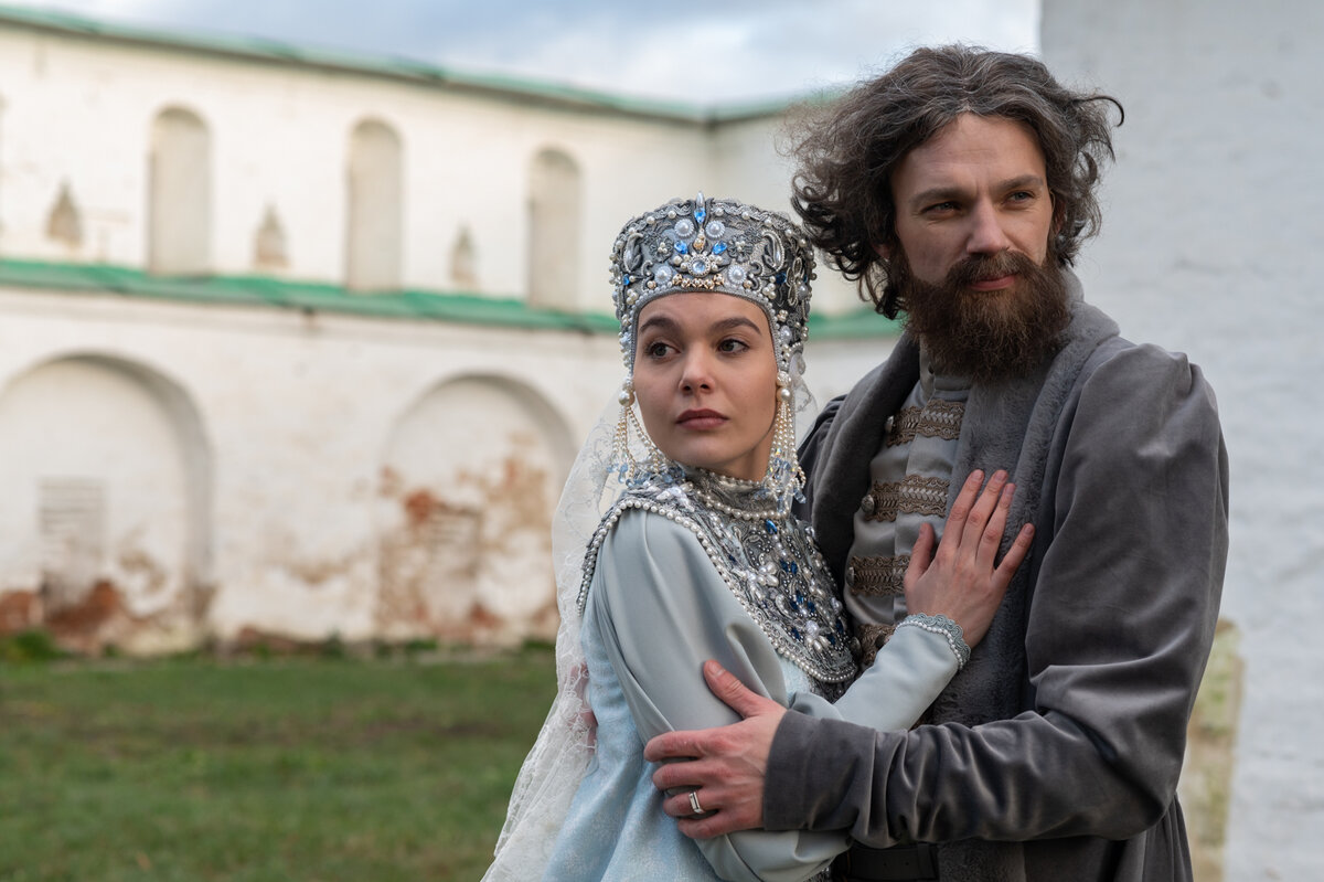 Никита Серебряный (Павел Иванов) и Елена (Арина Чернышова)