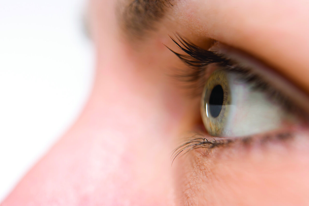 Вместо того чтобы строить планы по пересадке роговицы, когда в вашем глазу появляется инородный предмет, вы можете сделать несколько вещей