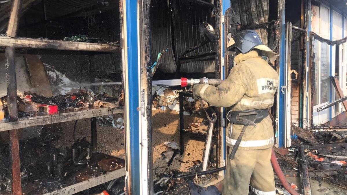    Пожарные тушат пожар:ДЧС Алматы