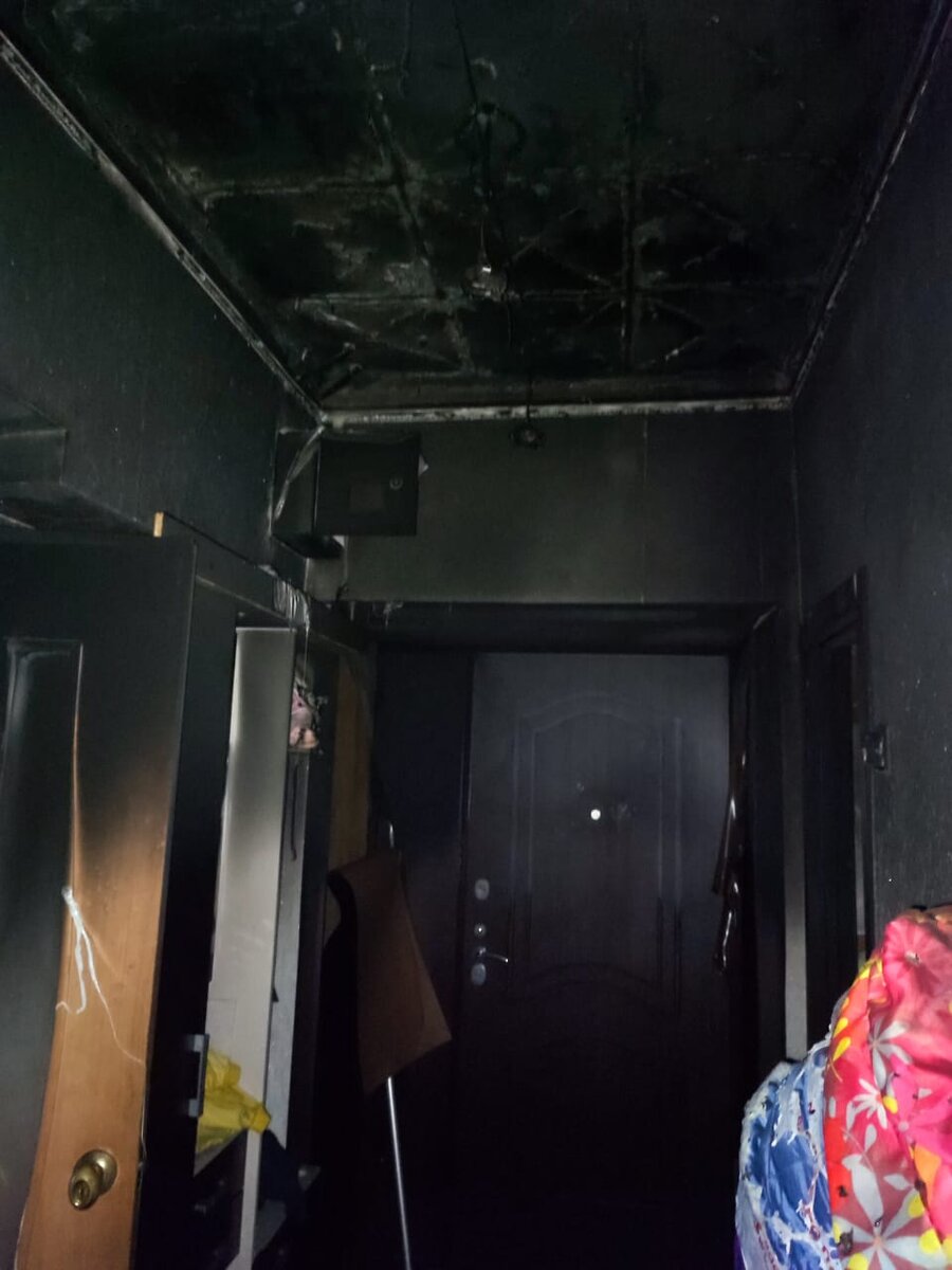 Здесь и ниже - то, как выглядела квартира после пожара