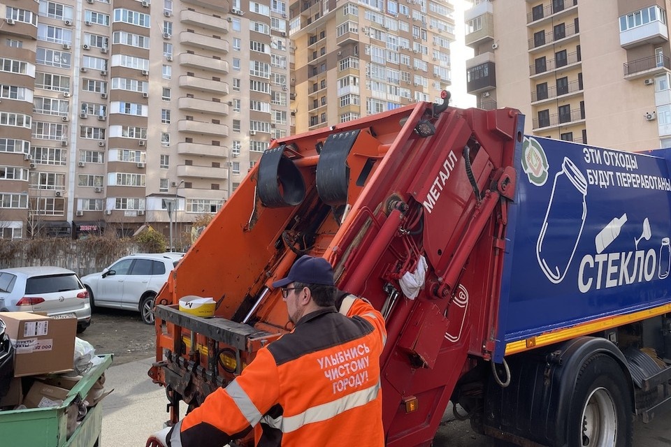     Специальная машина ежедневно вывозит раздельно собранный мусор. Фото: Екатерина Данилевская.